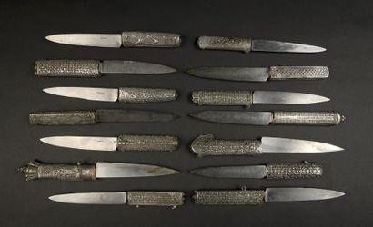null Ensemble de 14 couteaux
Acier et argent 
Péninsule arabique, probablement Oman,...
