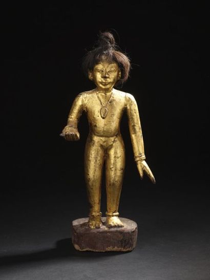 null Personnage debout à coiffe de cheveux
Bois doré 
Birmanie, XXe siècle
H. 36...