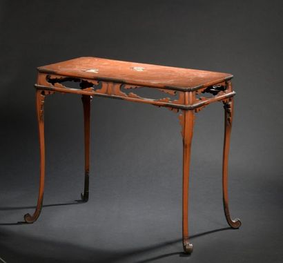 null JAPON 
Une petite table rectangulaire en bois laqué rouge reposant sur quatre...