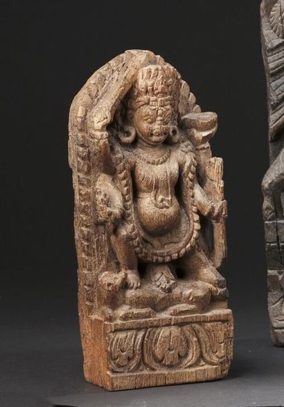 null Représentation de Bhairava 
Bois 
Inde ou Népal, XIXe siècle
H. 22 cm AR

Représentation...