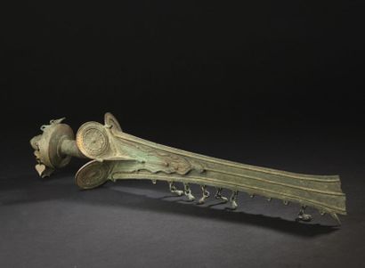 null Kadthala, épée cérémonielle du Theyyam 
Bronze ou fonte de laiton à patine verte...