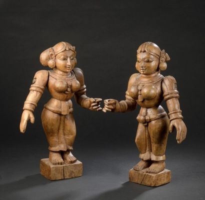 null Deux sculptures féminines
Bois sculpté
Inde du Sud, XIXe siècle
H. 40 cm AR...