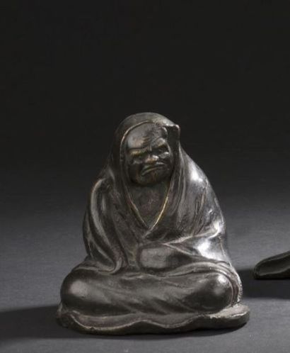 null JAPON, XIXe siècle
Figure de Daruma assis
Bronze
H. 12,5 cm 