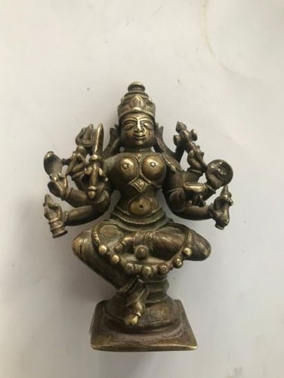 null Kali
Bronze
Inde, XIXe siècle
H. 12 cm AR

Cette sculpture représente la féroce...