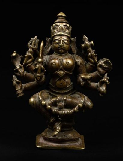 null Kali
Bronze
Inde, XIXe siècle
H. 12 cm AR

Cette sculpture représente la féroce...