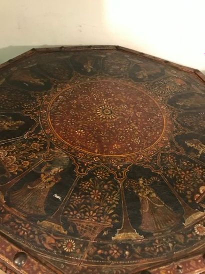 null Table basse octogonale à décor polychrome 
Bois à polychromie 
Inde, XIXe siècle
D....