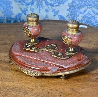 null Red marble and brass inkwell. End of the XIXth century

30 x 22 x 15 cm