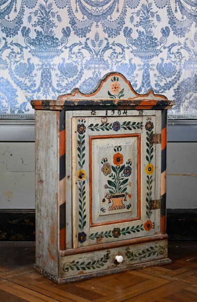 null Small wall cupboard in painted wood in the taste of the black forest

Dated...