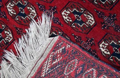 null TURKMENISTAN

Petit tapis à fond rouge à décor de guhls

H. 160 cm L. : 115...