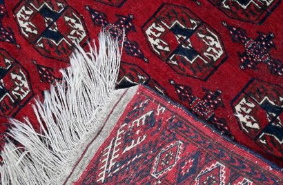 null TURKMENISTAN

Small carpet with red background and guhls decoration

H. 160...