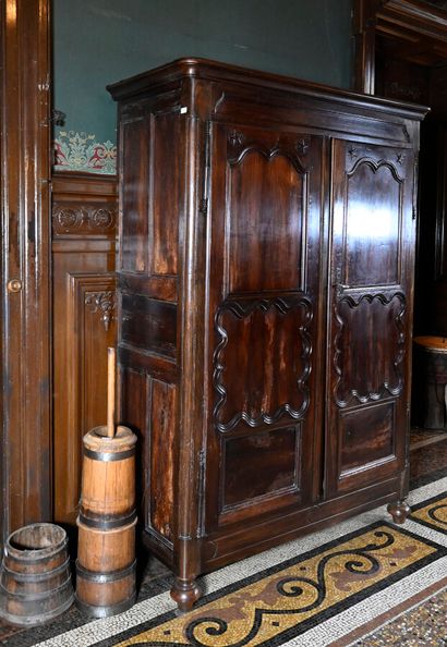 null Moulded walnut cabinet carved with stars

Regional work, 19th century