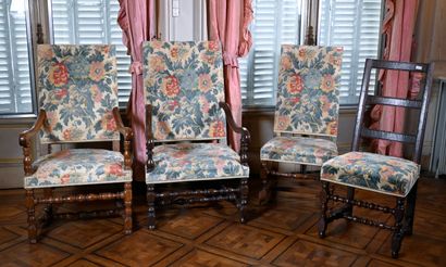 null Réunion de deux fauteuils et deux chaises en noyer tourné

Style Louis XIV