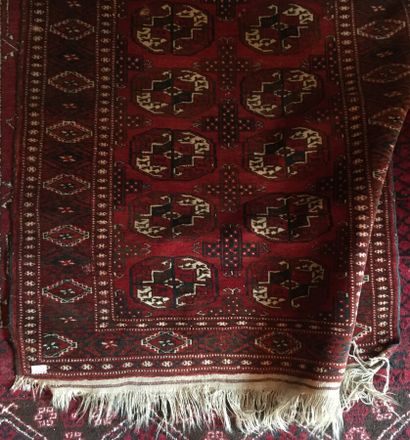 null TURKMENISTAN

Small woollen rug with guhls decoration

H. 150 cm W. 101 cm