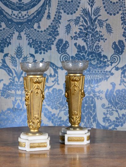 null Pair of gilded brass and white marble vases

We join a cup
