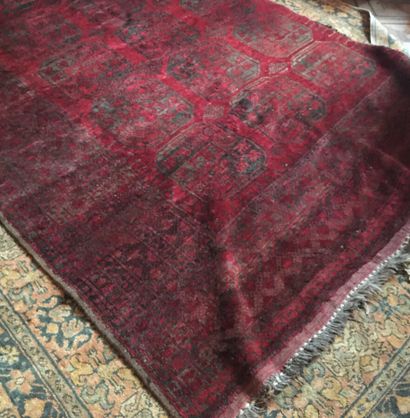 null AFGHANISTAN

Grand tapis en laine à fond rouge à décor de médaillons 

H. 285...
