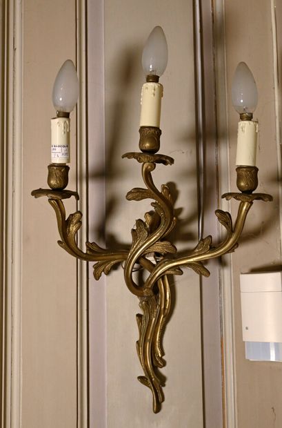 null Pair of wall sconces in gilt bronze and chiselled with acanthus leaves, with...