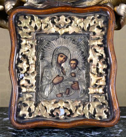 null Icone représentant la Vierge de Vladimir. Riza en argent ou métal argenté. Encadrement...