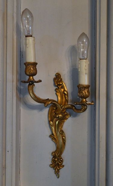 null Pair of wall sconces in gilt bronze and chiselled with acanthus leaves, with...