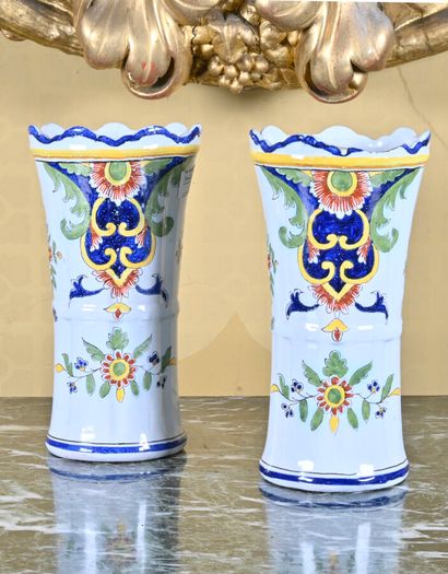null Paire de vases en faïence à décor polychrome dans le goût de Rouen