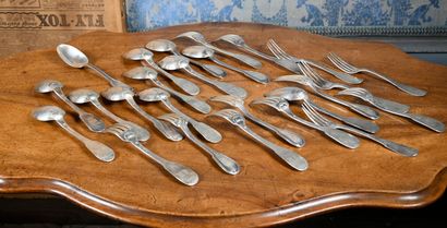 null Eleven silver table spoons and nine forks. Early 19th century. Single flat models...