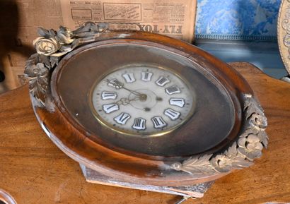 null Ox-eye clock with carved walnut frame 

nineteenth century