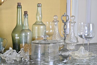 null Lot de verrerie comprenant : des verres à pied, gobelets, cloche, bouteilles,...