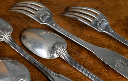 null Eleven silver table spoons and nine forks. Early 19th century. Single flat models...