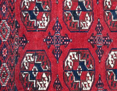 null TURKMENISTAN

Small carpet with red background and guhls decoration

H. 160...