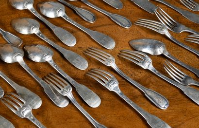 null Eleven silver table spoons and nine forks. Early 19th century. Single flat models...