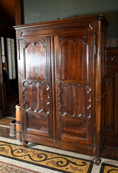 null Armoire en noyer mouluré et sculpté d'étoiles

Travail régional, XIXème siè...