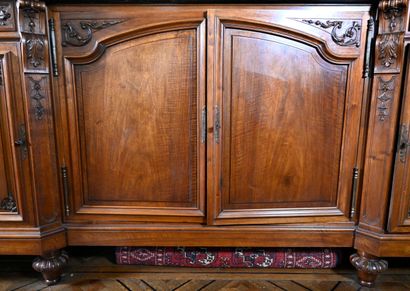 null Large richly carved walnut sideboard with three doors and two side drawers,...