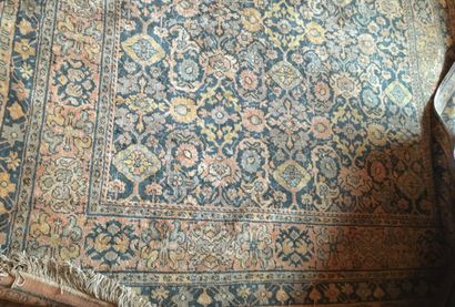 null CHINA

Large woollen carpet with floral decoration on a pink and blue background

H....