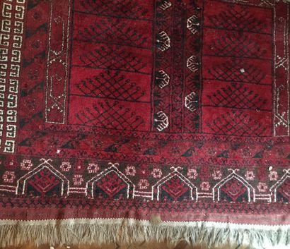 null AFGHANISTAN

Grand tapis en laine à décor divisé en compartiments à fond rouge...
