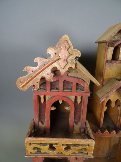  Important wooden house, handmade 
Height 57,5 cm, width 51 cm, depth 40 cm 
Accidents...