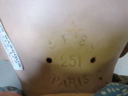 null Bébé caractère SFBJ 251 PARIS, taille 11, tête biscuit, yeux en verre bleu dormeurs,...