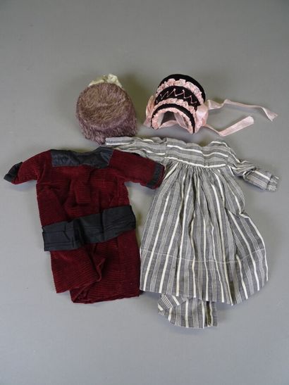 null Lot de vêtements de poupées anciens comprenant : un manteau, deux chapeaux,...