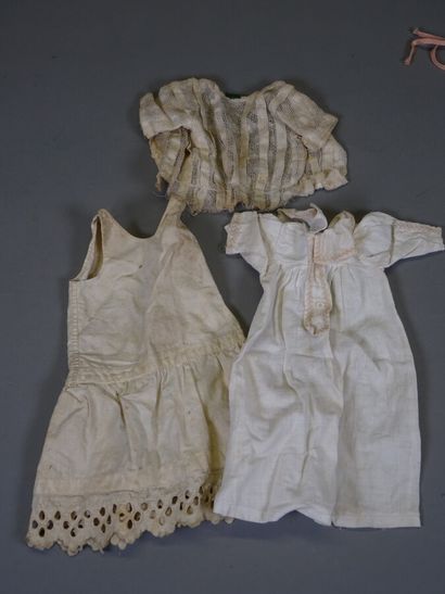 null Lot of antique doll clothes including: four dresses, a nice flowery corset,...
