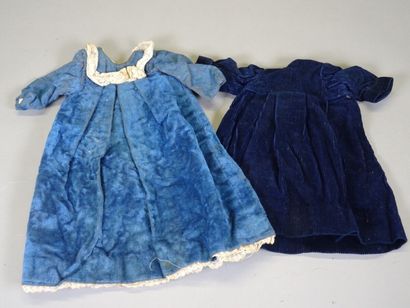 null Lot of antique doll clothes including: four dresses, a nice flowery corset,...
