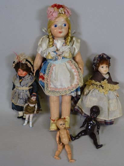 null Lot of cute dolls, and dolls shoes, a small old doll all in biscuit

As is