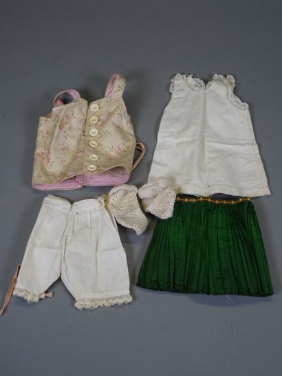 null Lot de vêtements de poupées anciens comprenant : quatre robes, un joli corset...