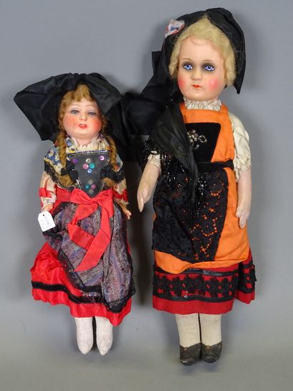 Lot of two old regional dolls : a Petitcollin...