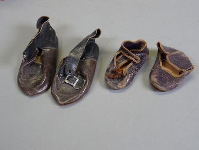 Lot of two pairs of leather doll shoes :...
