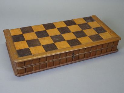 null Beautiful old wooden chessboard with 32 turned wooden pieces

Dimensions 45...