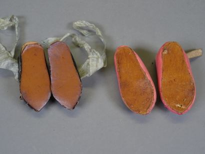 null Lot of two pairs of old leather shoes, one pink 6, 5 cm long, and one black...