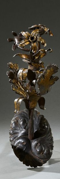 null Applique en fer doré à décor d'une tige feuillagée et ornée de trois fleurs,...