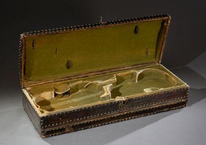 null Rare boîte double de violons du XVIIIe siècle, modèle en bois et cuir clouté...