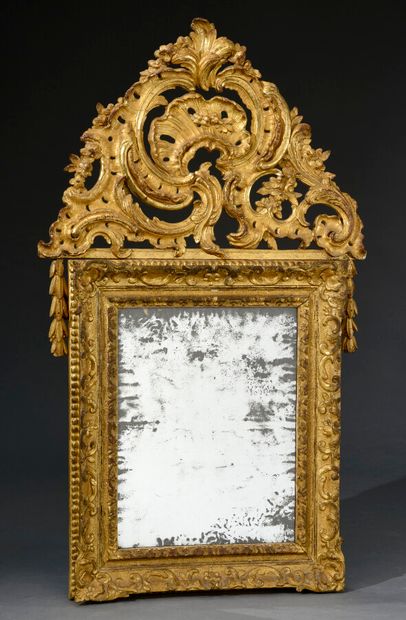 null Miroir rectangulaire en bois doré sculpté d'un grand motif Berain sur fond quadrillé...