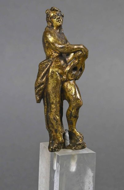 null Statuette en bronze doré figurant Apollon debout en contrapposto tenant sa lyre...