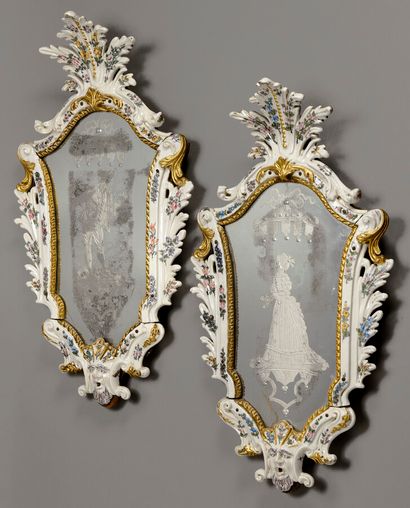 null NOVE DI BASSANO

Paire d'appliques miroir mouvementée, l'encadrement en faïence...