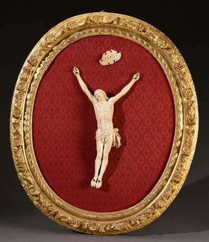null ** Important crucifix en ivoire, Christ expirant. Dans un cadre ovale en bois...